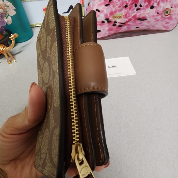 NWT Coach Signature Corner Zip wallet - Picture 5 of 10